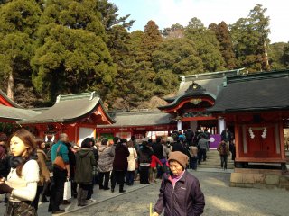 日本新年時很多人都前往神宮參拜，是習俗都是日本文化之一